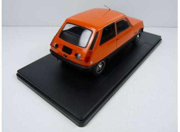 Renault 5 orange